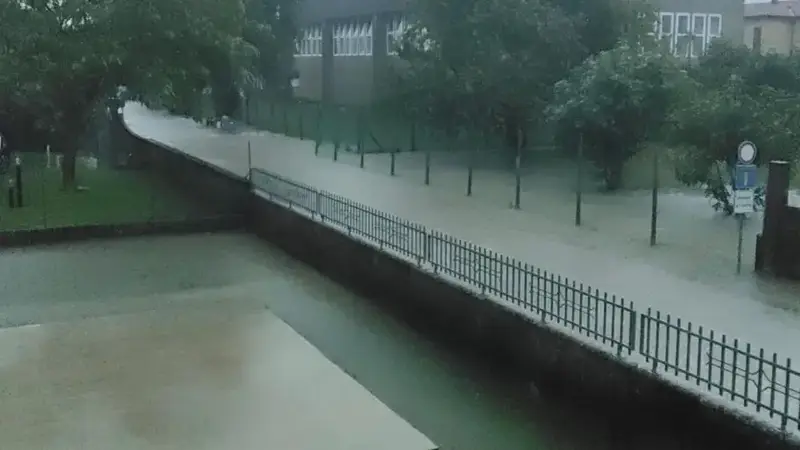 Friuli: Maltempo, allagamenti e alberi caduti colpiscono la costa e l'entroterra