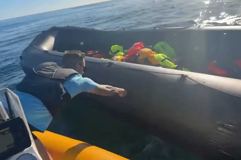 Blitz in Manica: Esponente Estrema Destra Danneggia Gommone con Migranti