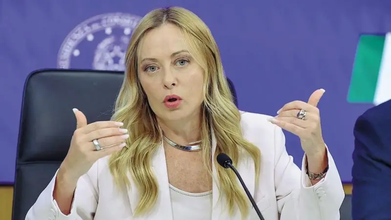 Meloni: «Via una delle tasse più odiate». Salvini e l'incontro con Paramonov