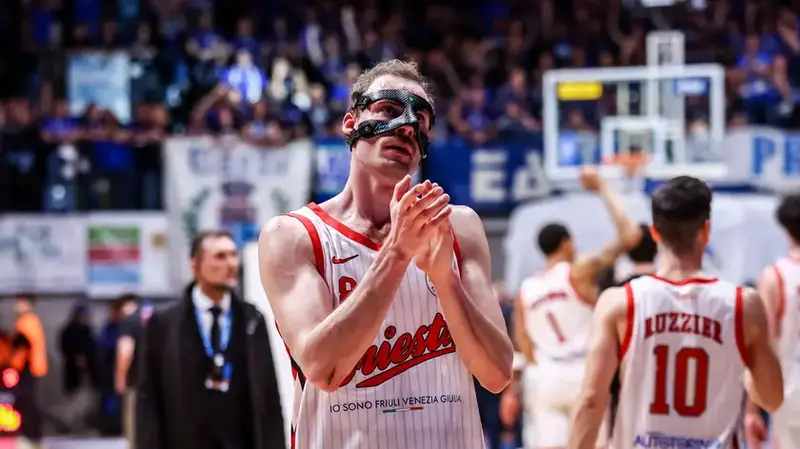 Pallacanestro Trieste: Deangeli, 'Siamo Ancora Qui' - Un Capitano e un Progetto di Sopravvivenza