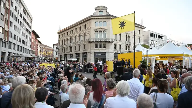 Pordenonelegge: Un'Inaugurazione di Successo tra Cultura, Solidarietà e Sfide Economiche