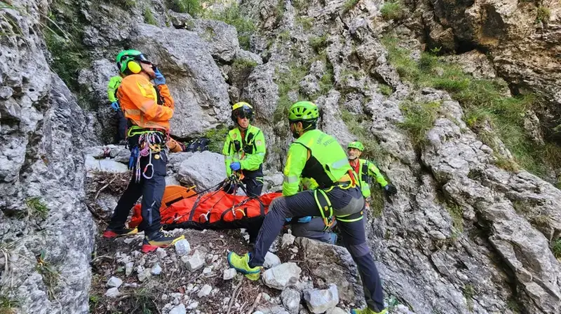 Cacciatore Salvo dopo Caduta di 30 Metri sul Monte Rest
