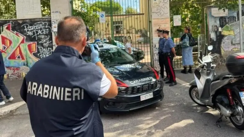 Roma, Studente di 13 Anni Accoltella una Professoressa Scolastica