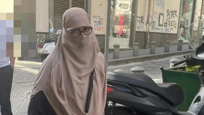 Sangiuliano scatena polemiche con foto di donna velata a Napoli