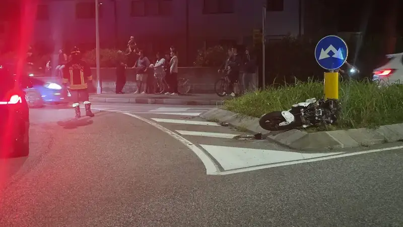 Giovane in Coma Dopo Sbalzo dalla Moto sulla Rotonda di Prata