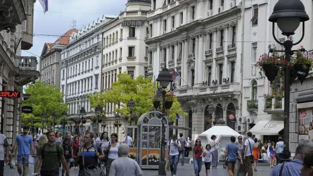 Serbia espelle esperto di diritti umani: accuse di intimidazione e sospetti legami con l'intelligence