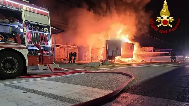 Trieste, Incendio al Porto Nuovo: Tre Semirimorchi e un Trattore in Fiamme