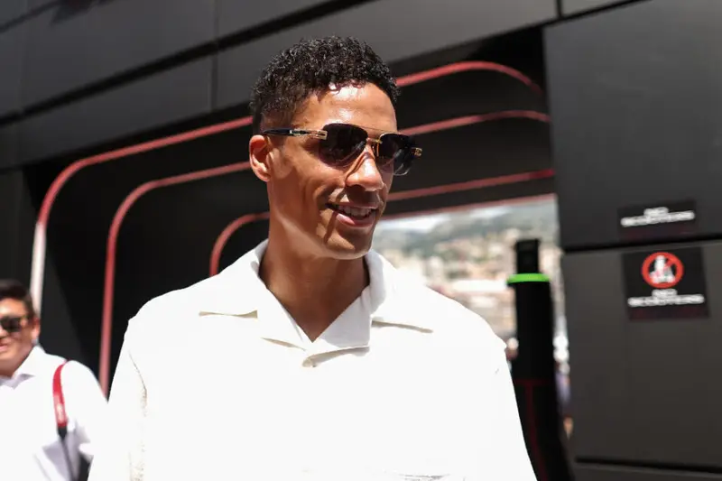 Varane, il Lens lo Onora con un Campo da Gioco a Sua Nome