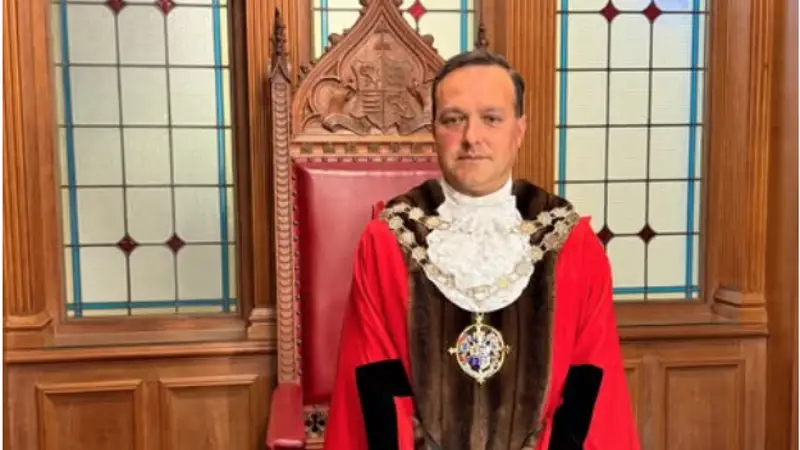 Roberto Rocca, Sindaco di Bournemouth: Un Milanista dal Cuore Lombardo