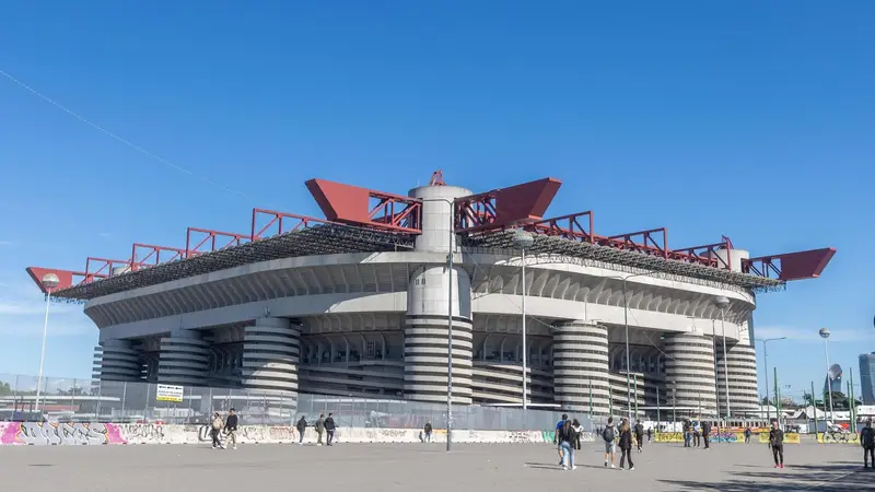 San Siro: Un Secolo di Storia e Passione sotto i Riflettori