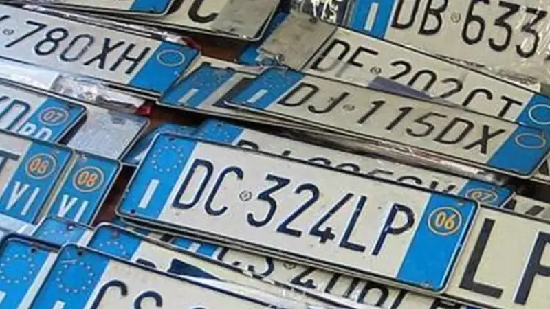 Governo Meloni, via alle targhe auto personalizzate: 600 euro per la sigla