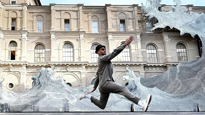JR: L'Arte della Distruzione e la Minaccia del Diluvio nel Vaticano