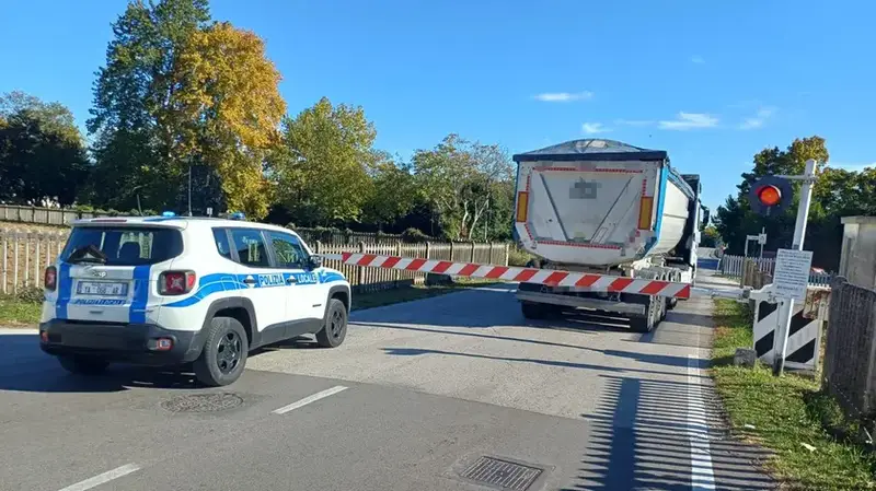 Aviano: Autoarticolato Bloccato sul Passaggio a Livello, Intervento Rapido della Polizia Locale