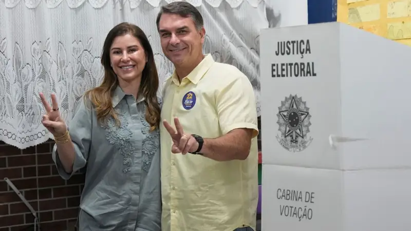 Flavio Bolsonaro in fuga verso gli Stati Uniti: annullati i passaporti di lui, moglie e figlie