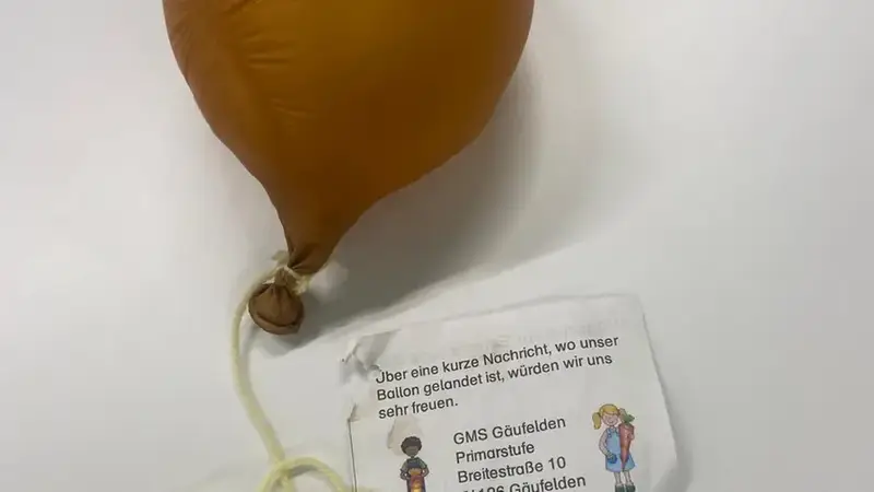 Un Palloncino Inaspettato: Auguri Scolastici dalla Germania a Majano