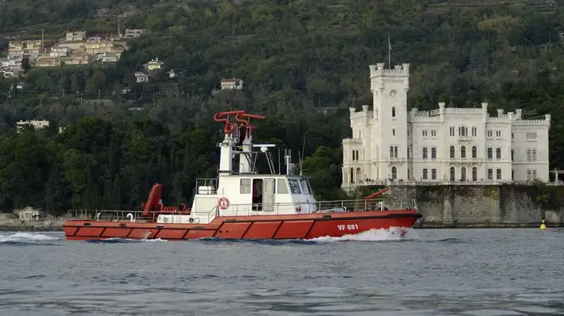 Uomo Soccorso in Mare Dopo Caduta dalla Costa dei Barbari