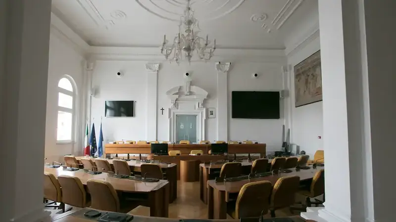 Opposizione alle Autonomie Locali per Imporre Consiglio Straordinario su Caso Garante