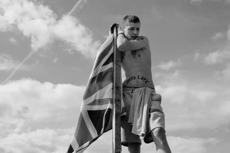 Jaywick Sands: Un’Esortazione a ‘Shine On’ di Fronte alla Crisi
