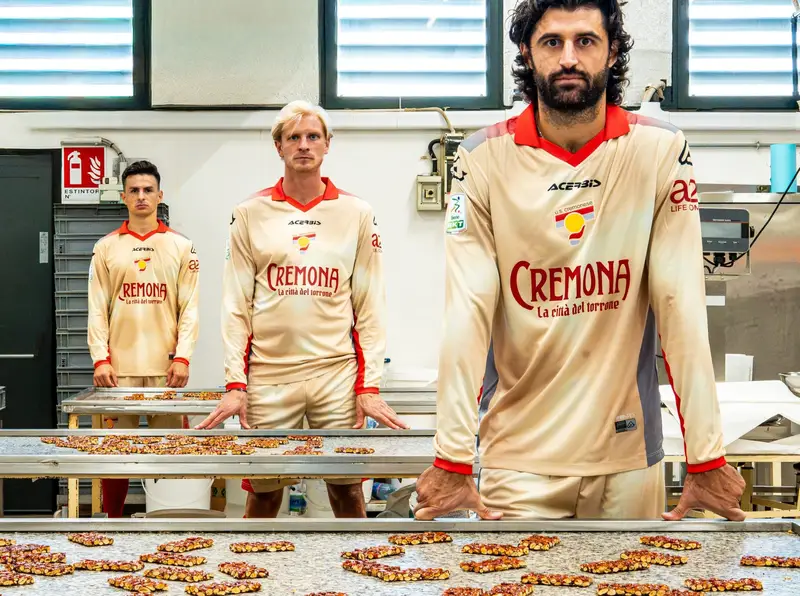 Cremonese, la quarta maglia in omaggio al torrone: un legame con la tradizione