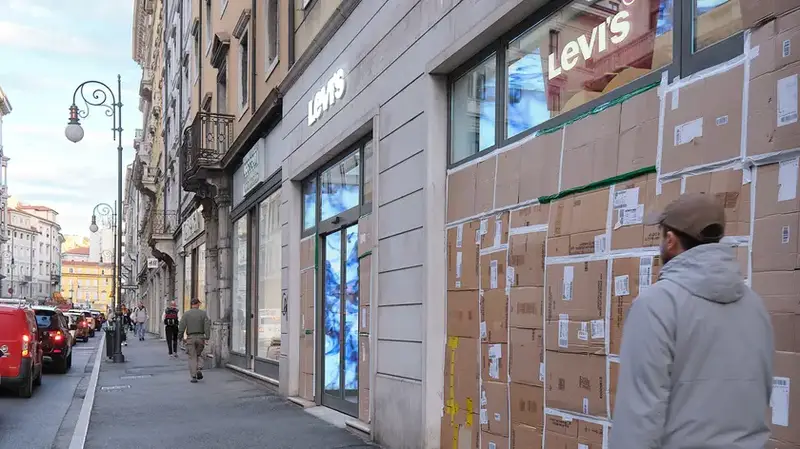 Triste Anticipo: Corteo a Trieste con Allerta Sicurezza e Negozi Blindati