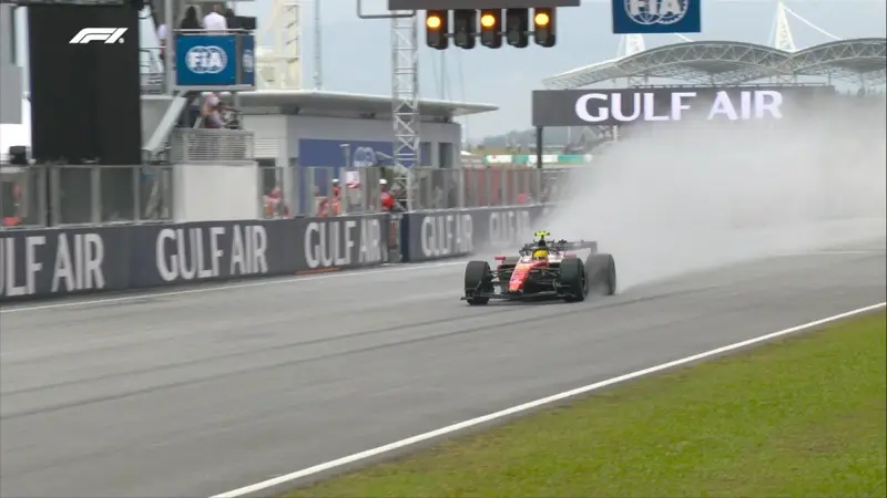 F1 Malaysia: Problemi all'Acceleratore per Hamilton, Ocon Fermo in Qualifica
