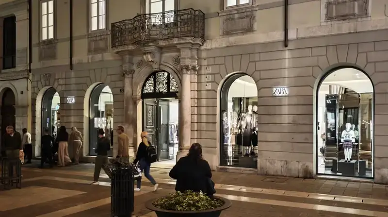 Finanziere Sorpreso a Rubare Maglioni da Zara a Trieste
