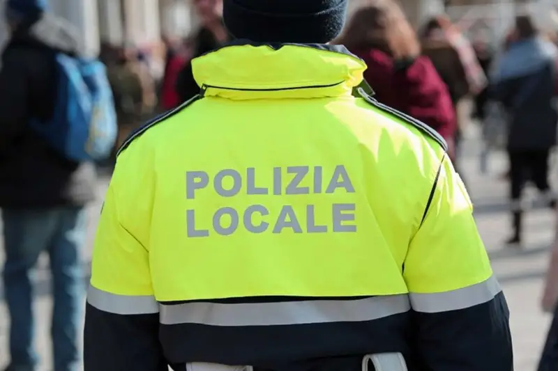 Poliziotto Licenziato e Comune Sfruttati: Finta Paternità per Congedi di Assistenza