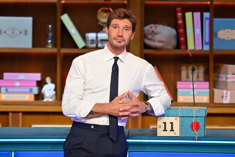 Il Pubblico Italiano Cerca Moderazione: De Martino, Scotti e Bonolis Guidano la TV del Futuro