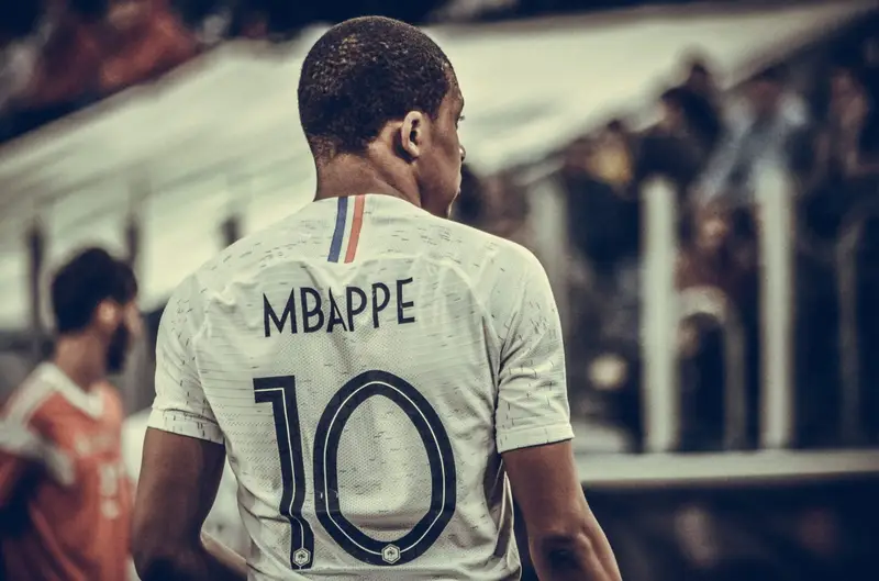 Mbappé Scaricato dai Sponsor Cinesi a Seguito di un Meme su Mao Zedong