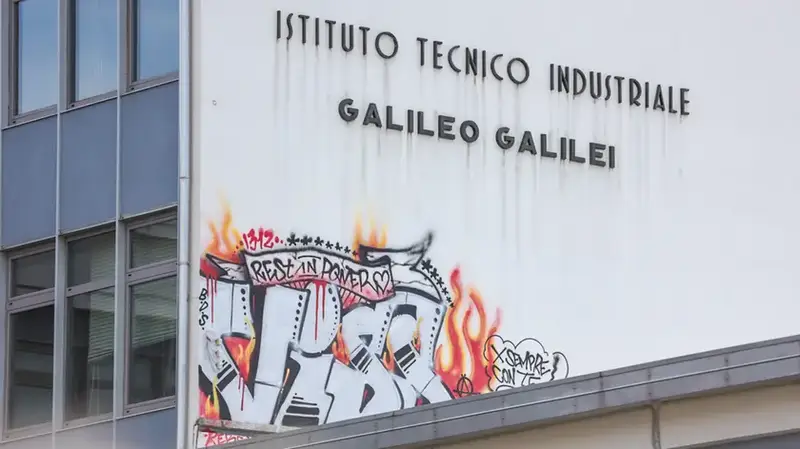 Gorizia: Raid Vandalico al Galilei – Imbrattata la Facciata con Spray