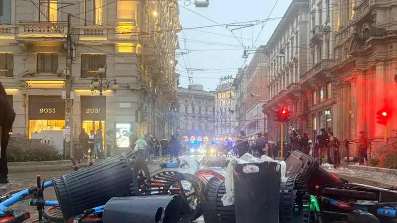 Milano: Via Torino Saccheggiata, Bombe a Gas in Piazza Duomo e Crescente Tensione