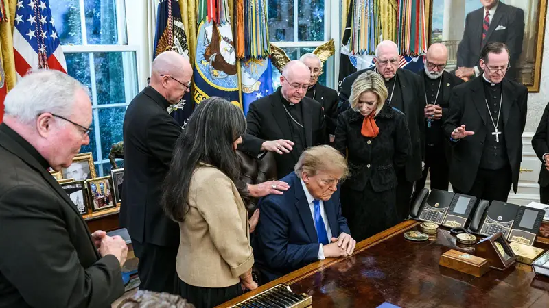 Vescovi in Studio Ovale con Trump: Niente Endorsement, Solo Preghiera