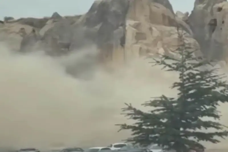 Cappadocia: Crollo di un ‘Camino delle Fate’ Costa Tre Vite