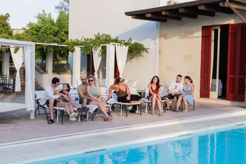 Airbnb, l'Esperimento Salento: Una Settimana Senza Smartphone per Riconnettersi
