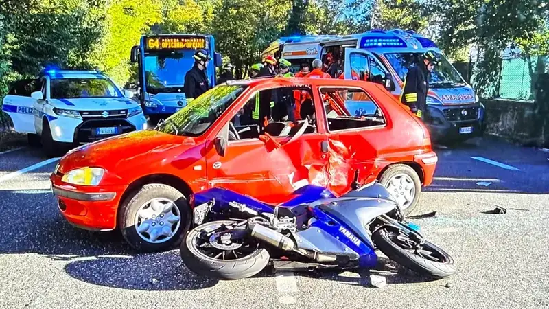 Incidente Stradale a Opicina: Due Feriti tra Auto e Moto
