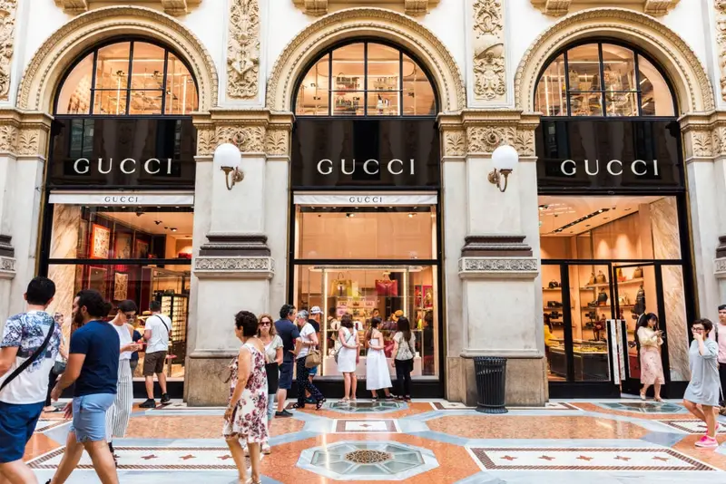 Kering Crolla a Parigi: Gucci Sottopeso, Dubbi sul Rilancio