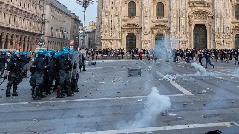 Scrittore Littell denuncia l'uso della forza da parte della polizia dopo l'incidente con suo figlio