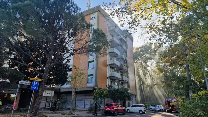Incendio in Condominio a Marina Julia: Evacuati Residenti e Ricerca di Anziana