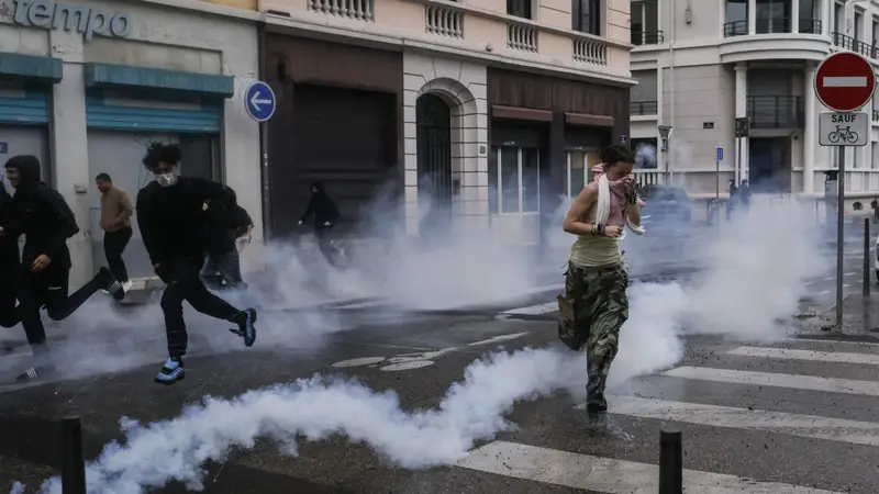 Mélenchon Mobilizza la Protesta Studentesca a Parigi: Accuse di Incoraggiamento alla Violenza