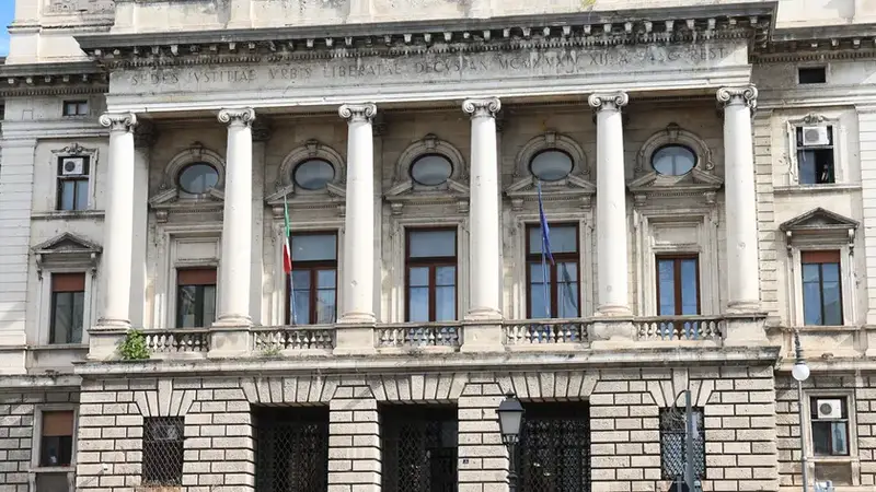 Ex Bidello Accolto in Libertà: Scoperti Oltre 50 Materiale Erotico con Bambine