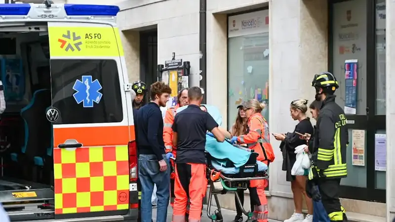 Pordenone: Scuro da Palazzo Colpisce Turista Incinta al Settimo Mese
