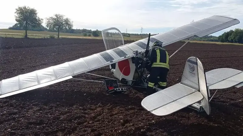 Ultraleggero atterra di emergenza in campo a Premariacco: pilota illeso