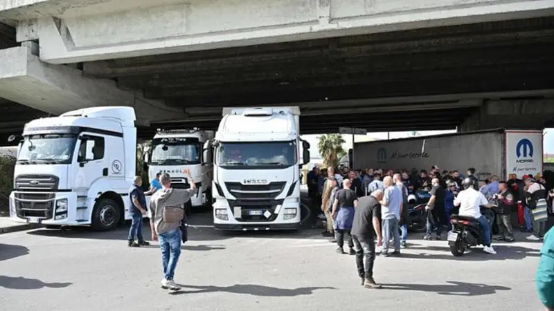 Campania: Rimosso il Blocco Autostradale, Ma Tensioni e Speculazioni
