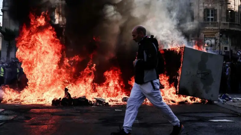 Proteste e Scontri in Francia: Studenti e Gilet Gialli in Lazione