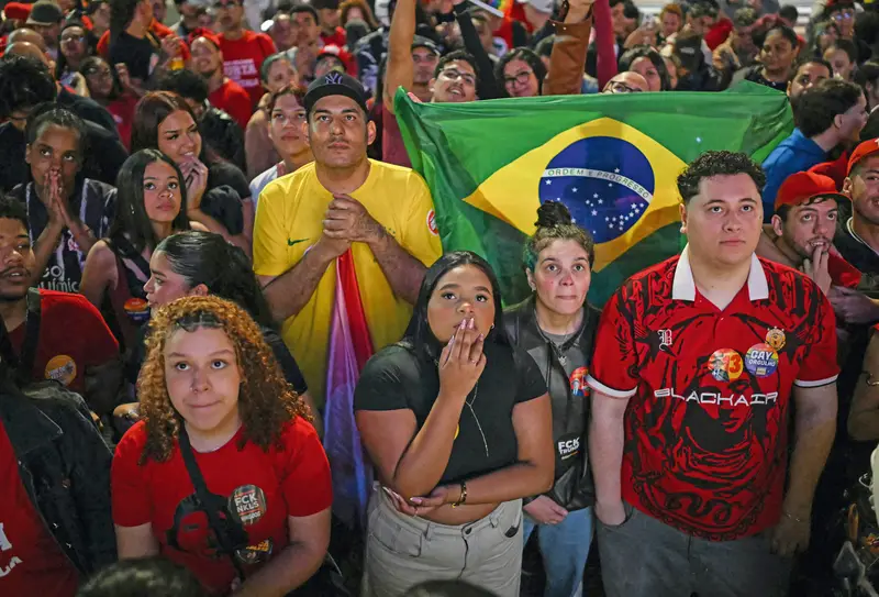 Elezioni Brasiliane: Sorpresa Flávio Bolsonaro nel Primo Turno