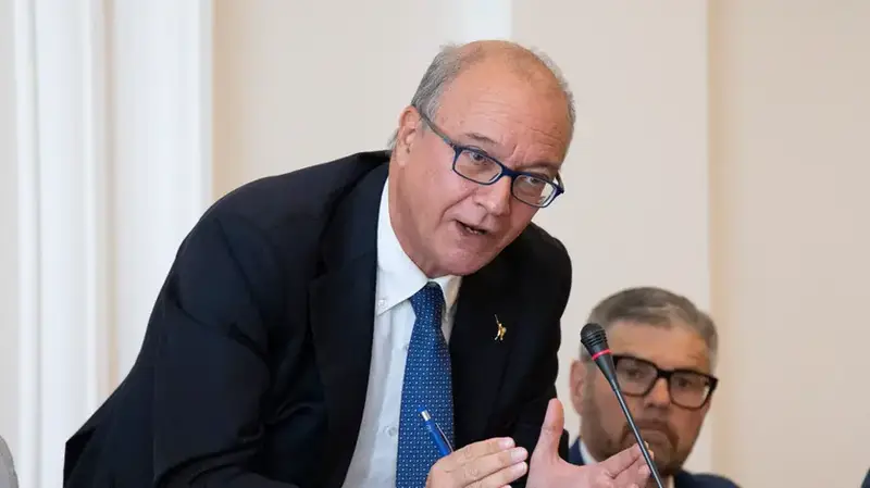 Valditara: Trasferimenti Scolastici per Alunni Non Italofoni Superiori al 30%